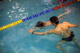 La cursul de inot perfectionare pot participa copii cu varste cuprinse intre 4 si 18 ani. Cursuri Inot Copii Adulti Bazin Club Inot Bucuresti Swimming Team