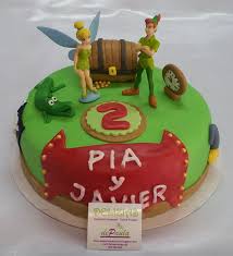 Peter Pan Junto A Campanilla Felicidades Peques Por Dentro Bizcocho Esponjoso De Vainilla Relleno De Nata Y Fresa Muy Su Tartas Bizcocho Esponjoso Fondant