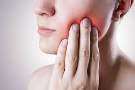 Dent grise, dent mortifiée, dent dévitalisée, quel est le lien? Urgences Dentaires Mal De Dents Dent Cassee Douleurs