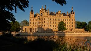 The largest of these lakes, the schweriner see, has an area of 60 km². Schwerin Castle Schwerin Structurae