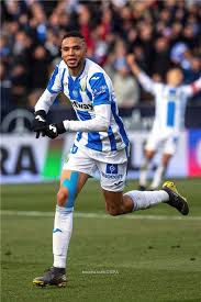 وسجل النصيري الهدف الأول بعدما سدد. ÙŠÙˆØ³Ù Ø§Ù„Ù†ØµÙŠØ±ÙŠ ÙŠÙ‚ØªØ­Ù… ØªØ§Ø±ÙŠØ® Ù„ÙŠØ¬Ø§Ù†ÙŠØ³