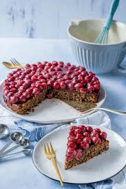 180 grad umluft 30 minuten. Saftiger Nusskuchen Mit Kirschen Ohne Mehl Einfach Malene