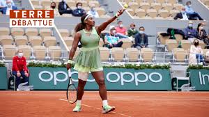Chacun y verra bien sûr ce qu'il y voudra, mais a priori on semble distinguer un joueur (vu le torse nu et le short) avachi sur le sol du court des princes, seul, en train de regarder les images d'un autre match sur un écran géant. Le Programme De Dimanche A Roland Serena Tsitsipas Et Medvedev A L Affiche Zverev En Soiree Eurosport