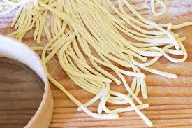 .i pici sono una specialità legata, principalmente, alla tradizione gastronomica della zona meridionale della toscana ed in particolare a quella della e sale, ma tra le ricette più tradizionali si annoverano anche i famosi pici all'aglione (conditi con un sugo a base di pomodoro ed aglione, varietà di aglio. Pici Fatti In Casa Senza Uova Quella Lucina Nella Cucina
