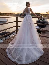 Scegli e scarica gratuitamente il figurino da sposa che fa per te! Abito Da Sposa In Tulle Paiettato Con Scollo A V Outlet Sposi