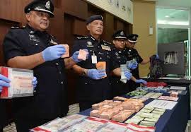 Seorang wanita bersenjata disyaki pengganas ditembak mati selepas melepaskan enam das tembakan di kawasan mabes polri (ibu pejabat polis indonesia). Dua Ditahan Kurang 24 Jam Selepas Pecah Rumah Utusan Borneo Online