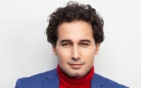 Roberta Almeida's Instagram, Twitter & Facebook