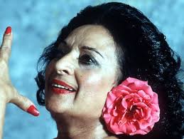 5.500 flores para soplar las 100 velas de Lola Flores