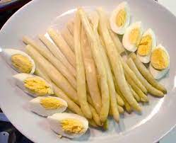 4 uova 4 asparagi un cucchiaio di maionese un cucchiaio scarso di yogurt greco intero sale. Uova E Asparagi Per Il 25 Aprile Oltre 600 Agriturismi Domani Li Serviranno A Tavola Accade In Zona