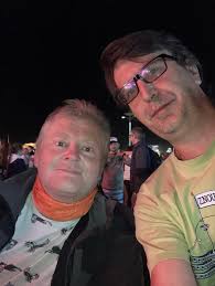 Toto je veľmi smutná správa. Zomrel Ľuboš Dzúrik, otec a propagátor  slovenskej alternatívnej scény, kapelník Chór vážskych muzikantov (CHVM),  kamarát a človek pevných názorov a postojov. Nechce sa mi veriť. Prvý raz