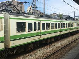 新潟n33編成のモハ114 1189は前配置区の長野時代にパンタグラフをシングルアームパンタに交換した事から第2次新潟色では唯一パンタグラフがシングルアームパンタになっています 鉄道 写真 鉄道 パンタ