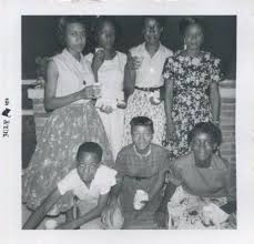 1950 S Black And White Family Photos 1950s Photo Of A Group Of Black Women Some Of Their Kids In 2020 1950s Photos 1950s Photography Photos Of Women