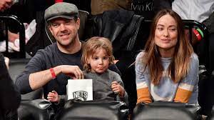 She's ten years his senior, but the relationship between olivia wilde and harry styles is reportedly. Olivia Wilde Thanks Strangers For Helping After Son S Tantrum Mom Com