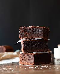 Schokoladen kuchen torten rezepte kuchen rezepte leckere torten leckereien schokoladenkuchen rezept brownie rezept von trickytine für eine brownie torte mit kakaocreme und frischen beeren. Die Ultimativen Schoko Brownies In 10 Minuten Rezept Video