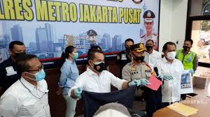 Cewek muda itu ditangkap polisi karena berbuat tak senonoh di halte jalan kramat raya mengaku hanya dibayar rp 22 ribu. 6l7o4qaxzn B0m