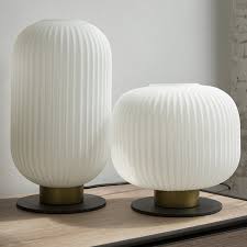 Oltre ad aiutarci a non urtare il letto alzandosi di notte, crea un senso di intimità in un' atmosfera rilassata , ad esempio mentre si sfoglia una rivista, si ascolta musica o si legge un libro. Lampe A Poser Design Abat Jour Blanc Sur Cdc Design