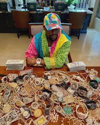 Wie viel geld hat floyd mayweather? Floyd Mayweather Counts His Money With All His Jewelry Laid Out While Wearing An 18 Million Jacoban Floyd Mayweather Geld Malibu