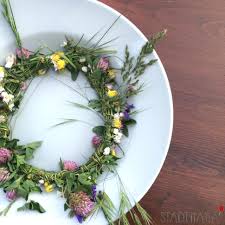 Im trend liegt aufwendiger kopfschmuck mit blumen, blüten und. Basteln Mit Naturmaterialien Blumenkranz Selber Machen 2 Anleitungen