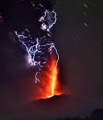 What Just Happened Has Been Called Both Devastating And Breathtakingly Beautiful 9 Photos Show Why Volcano Volcano Lightning Clouds