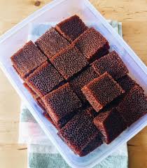 1 cawan gula 1 cawan air panas 1 cawan tepung gandum 1 cawan susu pekat 2 sudu. Nak Buat Kek Gula Hangus Bersarang Elok Tanpa Peram Begini Caranya