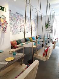 Boho Bar Essen Zwischen Baumen Und Schaukeln Im Bar Baumen Boho Cafe Essen Im Schaukel Coffee Shop Decor Coffee Shops Interior Restaurant Seating