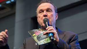 It was broadcast on tf1 from 14 april 2006 to 28 april 2006. Julien Lepers Va Participer A Je Suis Une Celebrite Sortez Moi De La
