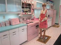 In Addition To Appliances Kelvinator Also Manufactured Metal Kitchen Cabinets For The Modern 1950s Mid Century Modern Kitchen Kitchen Styling Vintage Kitchen