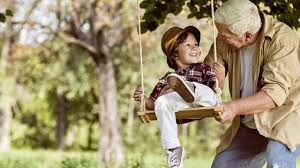 Los abuelos disfrutan con los nietos jugando a juegos tradicionales como las cartas, el parchís, el dominó, las canicas… y haciendo esto, sin darse el parchís se juega sobre un tablero en forma de cruz alrededor de la cual están dispuestas 68 casillas, 16 de las cuales (debidamente diferenciadas. 5 Juegos Para Abuelos Y Nietos Generacionsenior