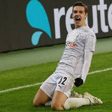 So guardiola will be irritated with fernandinho for getting a daft yellow card just now for booting the. Gladbach Man City So Konnt Ihr Das Champions League Spiel Live Sehen