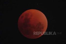 Kemenag mengajak umat islam gelar salat khusuf gerhana bulan pada 17 juli 2019. Menafakuri Makna Gerhana Bulan Dan Tanda Tanda Kiamat Republika Online