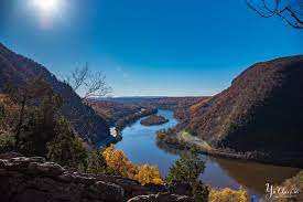 Halfway Up Red Dot Trail Mount Tammany Delaware River With Arrow Island Mt Minsi What A Stunning Shot Hiking Camping Outdoors River Delaware River Trail