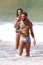 Sanz lived in paris with the former psg star, who recently moved to brazil. Joana Sanz And Daniel Alves At Conceicao Beach In Fernando De Noronha 12 29 2019 Celebmafia