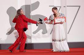 De ana rocha de sousa guarda uma forte primeira impressão. Venedig 2020 Die Schonsten Momente Des Filmfestivals Gala De