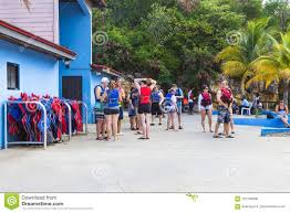 Ильхан омар не жалеет о сравнении израиля с хамасом и талибаном ильхан омер, конгрессвумен от демократической партии, заявила, что не жалеет о своем посте в социальных сетях, в котором она написала о зверствах. Labadee Gaiti 1 Oe Maya 2018 Lyudi V Spasatelnyh Zhaletah Podgotavlivaya Dlya Otkloneniya Vody Na Plyazh V Gaiti Redakcionnoe Foto Izobrazhenie Naschityvayushej 122138006