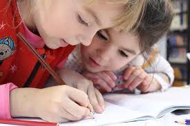 Bei dieser bildergeschichte aufgabe soll ihr kind zu den vier bildern eine stimmige geschichte schreiben. Bildergeschichten Grundschule Tipps Und Bewertungskriterien