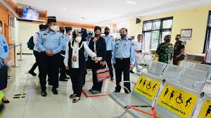 Saya baru pindah di sini, bertugas di palu baru tahun kemarin, jadi baru satu tahun saya di sini, tapi di imigrasi saya sudah 19 tahun, katanya saat diwawancara tribunpalu.com, kamis (11/3/2021). Kementerian Pendayagunaan Aparatur Negara Dan Reformasi Birokrasi Kunjungan Kerja Ke Kantor Imigrasi Kelas Ii Non Tpi Wonosobo