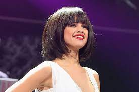 Selena is one woman who can rock both the looks, a short hair one and a long hair look. Selena Gomez Shows Up With Shockingly Short Hair What Do You Think Of Her New Do Teen Vogue