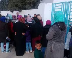 في جوهره كروسيا التي تريد الحفاظ على شراكتها الناجحة مع أحد أكبر زبائن أسلحتها في ايفريقيا، وهناك الإمارات التي لا تريد أن ترى أي نموذج ديمقراطي في المنطقة، يؤذن بتهديد. Ø³ÙˆØ³Ø© Ø§Ù„Ø£ÙˆÙ„ÙŠØ§Ø¡ ÙŠÙ†ÙØ°ÙˆÙ† ÙˆÙ‚ÙØ© Ø§Ø­ØªØ¬Ø§Ø¬ÙŠØ© Ø£Ù…Ø§Ù… Ù…Ø¯Ø±Ø³Ø© ÙƒØ±ÙˆØ³ÙŠØ§ ØªÙ†Ø¯ÙŠØ¯Ø§ Ø¨Ø¥Ø¶Ø±Ø§Ø¨ Ø§Ù„Ù†ÙˆØ§Ø¨ ØªÙˆÙ†Ø³ Ø£Ø®Ø¨Ø§Ø± ØªÙˆÙ†Ø³