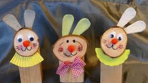Basteln mit kindern ist nicht nur eine sinnvolle beschäftigungsmöglichkeit, sondern es fördert auch kreativität und das geschick der kleinen. Fruhlings Und Osterdeko Basteln Hasen Aus Holzscheiben Basteln Mit Kindern Einfach Youtube