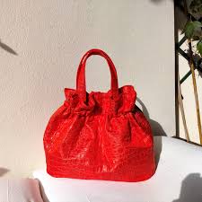 La décoloration est plus évidente sur les côtés où le métal touche le tissu. Petit Sac A Main Croco Rouge En Tissu Vintage Style Annees 50 Sac A Main Lavable Avec Chaine Amovible Fait Main Expedition Du Colis Test Boite Mail 29 10 19