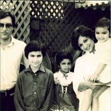 Tiger Pataudi With Wife Aayesha And Saif Ali Khan Soha And Saba Ali Khan Bollywood Funny Bollywood Stars Most Beautiful Bollywood Actress