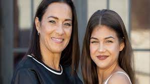 Csenge kimondta ki akar lépni édesanyja árnyékából. Fesus Nelly Lanya Sokoldalu Tehetseg Well Fit