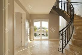 Die neuen traummaße für alle, die gerne weiter denken. Treppenhaus Und Haustur Bereich Eines Modernen Hauses Treppe Auf Der Rechten Seite Eingerahmt Und Das Aussen Sichtbar Durch Die Vordere Tur Sowohl Die Treppe Und Boden Ist Gefliest Lizenzfreie Fotos Bilder Und