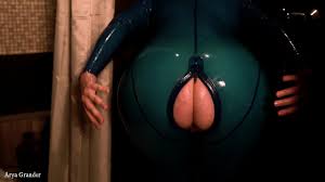 Душ из латексной резины, сексуальная милфа дразнит фетишем в обтягивающей  блестящей одежде