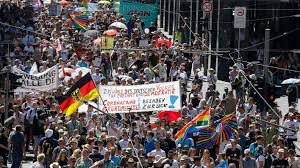 Michael mross auf der straße. Polizei Lost Kundgebung Der Corona Leugner Am Brandenburger Tor Auf Rbb24
