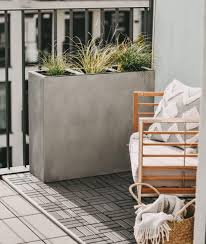 Grosse Pflanzkubel Auf Dem Balkon Fur Sichtschutz Pflanzkubel Beton Design Pflanzen