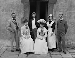 So unglaublich schön sieht meghan markle im hochzeitskleid aus! Hintergrundbilder Menschen Foto Weiss Schwarz Soziale Gruppe Stehen Schwarz Und Weiss Braut Kleid Hochzeit Zeremonie Monochrome Fotografie Schnappschuss Vintage Clothing Familie Event Tradition Brautigam Hochzeitskleid Ehe Madchen