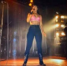 Letra escrita 'como la flor', por su hermano, a.b. Selenaville On Instagram Shared By Nancy Sierra Selena Performing At The Ulvade Texas Selena Quintanilla Outfits Siempre Selena Selena Quintanilla Fashion
