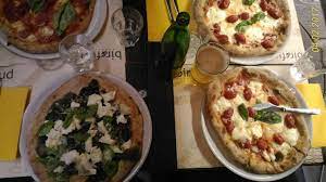 Una vera e propria pizzeria al taglio dove genuinità, freschezza e qualità sono gli elementi imprescindibili, dall'impasto fino alle materie per la farcitura. Roma Dove Mangiare La Migliore Pinsa Romana Tipica Specialita Capitolina