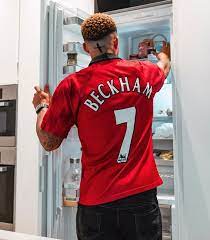 Posing in front of a portrait, memphis depay is making sure that the manchester united fans are getting a full glimpse of their new £25million signing. Manchester United Flop Memphis Depay Wears The Famous No 7 Shirt Again Daily Mail Online